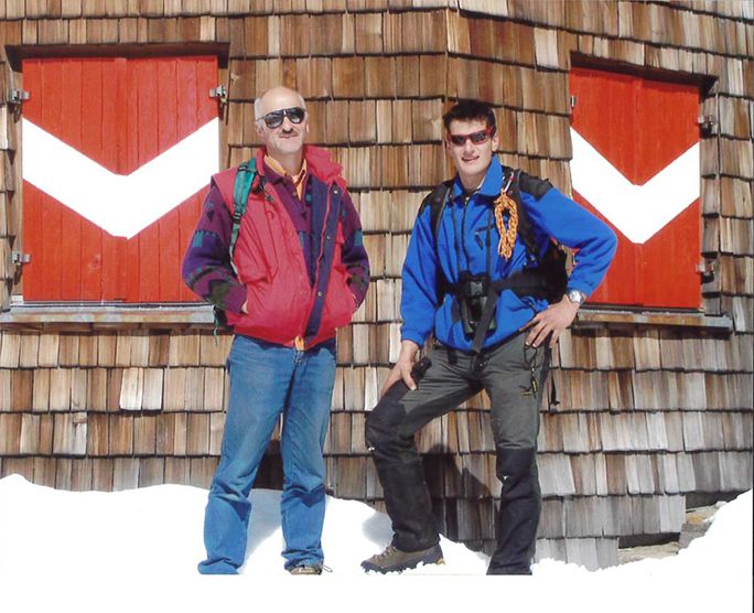 Konrad Suntinger mit einem Arbeitskollegen vor einer Hütte